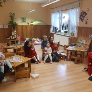 Mikul&aacute;st hallgat&oacute; kisgyermekek &eacute;s nevelőik.