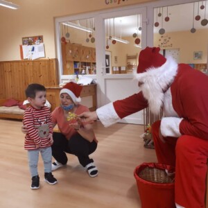 A mikul&aacute;s aj&aacute;nd&eacute;kot ad egy kisgyermeknek.