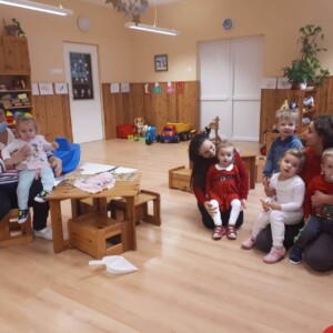 Mikul&aacute;sv&aacute;r&oacute; gyerekek csoportk&eacute;pe.