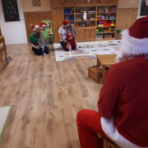 Mikul&aacute;st hallgat&oacute; kisgyermekek &eacute;s nevelőik.