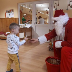 A mikul&aacute;s aj&aacute;nd&eacute;kot ad egy kisgyermeknek.