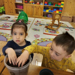 Városi Humánsegítő és Szociális Szolgálat | Anyák napja és Föld napja a Bölcsődében Városi Humánsegítő és Szociális Szolgálat | Anyák napja és Föld napja a Bölcsődében