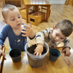 Városi Humánsegítő és Szociális Szolgálat | Anyák napja és Föld napja a Bölcsődében Városi Humánsegítő és Szociális Szolgálat | Anyák napja és Föld napja a Bölcsődében