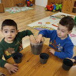 Városi Humánsegítő és Szociális Szolgálat | Anyák napja és Föld napja a Bölcsődében Városi Humánsegítő és Szociális Szolgálat | Anyák napja és Föld napja a Bölcsődében