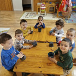 Városi Humánsegítő és Szociális Szolgálat | Anyák napja és Föld napja a Bölcsődében Városi Humánsegítő és Szociális Szolgálat | Anyák napja és Föld napja a Bölcsődében