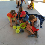 Városi Humánsegítő és Szociális Szolgálat | Galéria Gyerekekk játszanak egy teraszon.