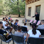 Városi Humánsegítő és Szociális Szolgálat | Galéria Büvész előad gyerekeknek egy műsort.