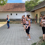 Városi Humánsegítő és Szociális Szolgálat | Anyatejes táplálás világnapi rendezvény Mezőberényben Táncoló anyák csecsemőikkel egy udvaron.
