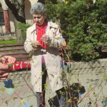 Városi Humánsegítő és Szociális Szolgálat | Galéria Egy idős hölgy húsvétfát díszít.