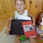 Városi Humánsegítő és Szociális Szolgálat | Elköszönés a Bölcsisektől Ballagó Bölcsődés gyermek.