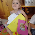 Városi Humánsegítő és Szociális Szolgálat | Elköszönés a Bölcsisektől Ballagó Bölcsődés gyermek.