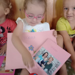 Városi Humánsegítő és Szociális Szolgálat | Elköszönés a Bölcsisektől Ballagó Bölcsődés gyermek.