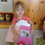 Városi Humánsegítő és Szociális Szolgálat | Elköszönés a Bölcsisektől Ballagó Bölcsődés gyermek.