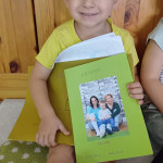 Városi Humánsegítő és Szociális Szolgálat | Elköszönés a Bölcsisektől Ballagó Bölcsődés gyermek.