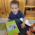 Városi Humánsegítő és Szociális Szolgálat | Elköszönés a Bölcsisektől Ballagó Bölcsődés gyermek.