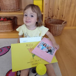 Városi Humánsegítő és Szociális Szolgálat | Elköszönés a Bölcsisektől Ballagó Bölcsődés gyermek.