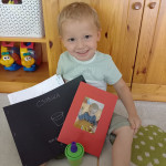 Városi Humánsegítő és Szociális Szolgálat | Elköszönés a Bölcsisektől Ballagó Bölcsődés gyermek.