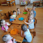 Városi Humánsegítő és Szociális Szolgálat | Elköszönés a Bölcsisektől Gyerekek ülnek egy asztalnál.