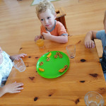 Városi Humánsegítő és Szociális Szolgálat | Elköszönés a Bölcsisektől Gyerekek ülnek egy asztalnál.