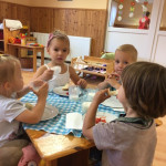 Városi Humánsegítő és Szociális Szolgálat | Elköszönés a Bölcsisektől Gyerekek ülnek egy asztalnál.