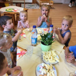 Városi Humánsegítő és Szociális Szolgálat | Elköszönés a Bölcsisektől Gyerekek ülnek egy asztalnál.