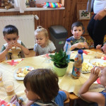 Városi Humánsegítő és Szociális Szolgálat | Elköszönés a Bölcsisektől Gyerekek ülnek egy asztalnál.