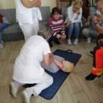 Városi Humánsegítő és Szociális Szolgálat | Újraélesztési gyakorlat az Idősek Otthonában Mentős előadáson résztvevő emberek.
