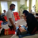 Városi Humánsegítő és Szociális Szolgálat | Újraélesztési gyakorlat az Idősek Otthonában Mentős előadáson résztvevő emberek.