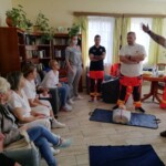 Városi Humánsegítő és Szociális Szolgálat | Újraélesztési gyakorlat az Idősek Otthonában Mentős előadáson résztvevő emberek.