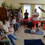 Városi Humánsegítő és Szociális Szolgálat | Galéria Mentős előadáson résztvevő emberek.