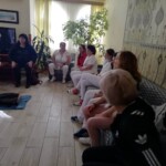 Városi Humánsegítő és Szociális Szolgálat | Újraélesztési gyakorlat az Idősek Otthonában Mentős előadáson ülő emberek.
