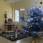 Városi Humánsegítő és Szociális Szolgálat | Mikulás a Bölcsődében Karácsonyi díszlet a Bölcsődében.