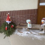 A V&aacute;rosi B&ouml;lcsőde Kar&aacute;csonyi d&iacute;szes bej&aacute;rata.