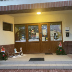 Városi Humánsegítő és Szociális Szolgálat | Mikulás a Bölcsődében A Városi Bölcsőde Karácsonyi díszes bejárata.