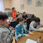 Városi Humánsegítő és Szociális Szolgálat | Galéria Asztalnál rajzoló gyerekek.