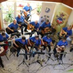 Városi Humánsegítő és Szociális Szolgálat | Galéria Zenélő zenészek gitárral a kezükben.