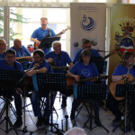 Városi Humánsegítő és Szociális Szolgálat | Galéria Zenélő zenészek gitárral a kezükben.