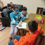 Városi Humánsegítő és Szociális Szolgálat | Galéria Asztalnál rajzoló gyerekek.