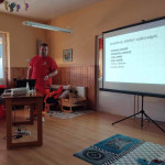 Városi Humánsegítő és Szociális Szolgálat | Elsősegélynyújtás kisgyermekkorban-szülőcsoportos megbeszélés a Bölcsődében Egy mentős előadása egy teremben.