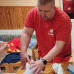 Mentős mutat be &uacute;jra&eacute;leszt&eacute;st gyermekalak&uacute; bab&aacute;n.