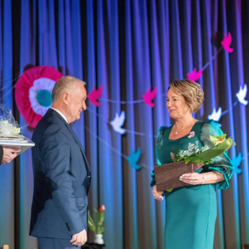 Városi Humánsegítő és Szociális Szolgálat | Városi elismerést vehetett át intézményünk igazgatóhelyettese, Schäffer Mártonné Két férfi ad át egy díjat egy nőnek.