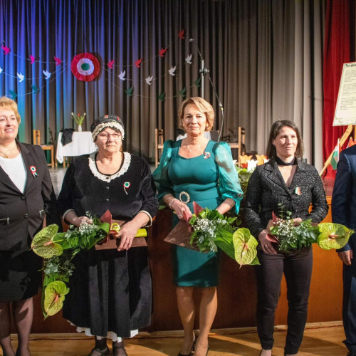 Városi Humánsegítő és Szociális Szolgálat | Városi elismerést vehetett át intézményünk igazgatóhelyettese, Schäffer Mártonné Egy díjátadó díjazottjai.