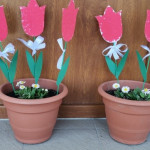 Városi Humánsegítő és Szociális Szolgálat | Mi így készültünk a március 15-re…. Két virágcserép bennük virág formájú díszek.