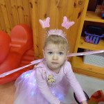 Városi Humánsegítő és Szociális Szolgálat | Farsang a bölcsődében Kislány hercegnőnek öltözve.