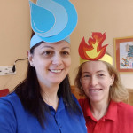 Városi Humánsegítő és Szociális Szolgálat | Farsang a bölcsődében Két felnőtt nő Farsangi jelmezben.