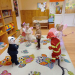 Városi Humánsegítő és Szociális Szolgálat | Farsang a bölcsődében Gyerekek jelmezben táncolnak.