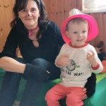 Városi Humánsegítő és Szociális Szolgálat | Farsang a bölcsődében Egy felnőtt és egy gyermek jelmezben.