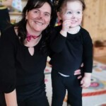 Cic&aacute;nak &ouml;lt&ouml;z&ouml;tt felnőtt &eacute;s gyermek.