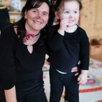 Városi Humánsegítő és Szociális Szolgálat | Farsang a bölcsődében Cicának öltözött felnőtt és gyermek.