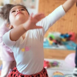 Városi Humánsegítő és Szociális Szolgálat | Farsang a bölcsődében Katicabogárnak öltözött lány.